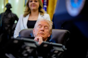 Izločajo podobe Trumpa z zaprtimi očmi med dogodkom v Ovalni pisarni, Beli hiši: Ni spal.