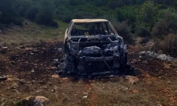 Albán munkás talált összekapcsolt és égett a hátsó autó, görög rendőrség indítási vizsgálatok