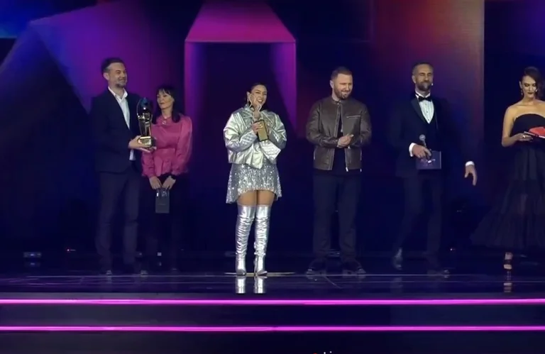 És ez történt: Hajrlla Ceku az RTK-t használja választási kampányra a Song Festival első díjára