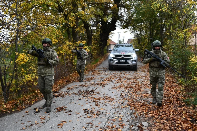 A török KFOR katonák járőröznek Koszovón keresztül.