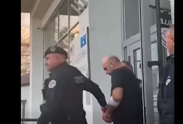 V lisicah, obkrožen s policijo, ki jo je izpustila bolnišnica, osumljena dvojnega umora v Mališevi