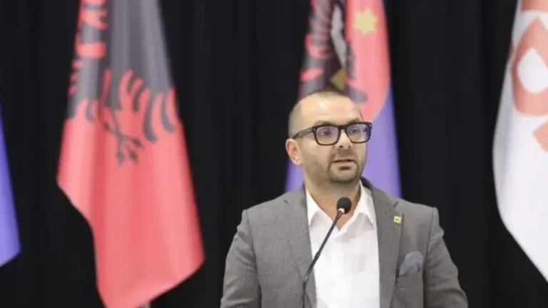 Ishmael: A VV pénzt és hamis ígéreteket vásárolt.