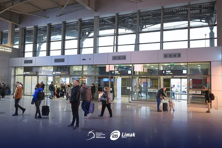 Riesi a Pristina repülőtéren: Új parkoló, hatékonyabb rendszerek és új üzlet az érkezőben