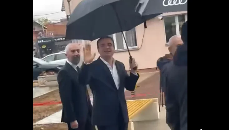 Kurti se ne loči z Mitrovico: Skozi dež in skoraj polovico svojega kabineta gre zopet na Peč