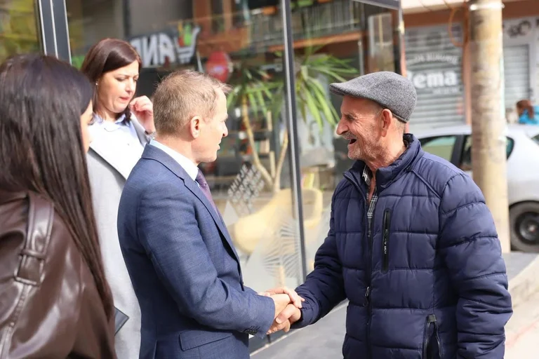 Ferit Idrizi továbbra is kézen fogva látogatja a vállalkozásokat és a polgárokat