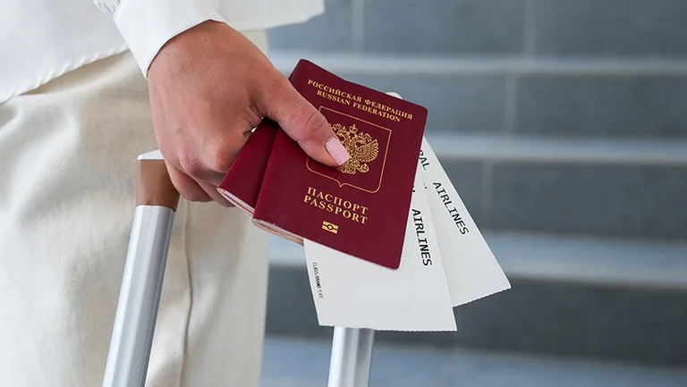 Az EU érintett: Magyarország továbbra is tartózkodási engedélyt ad az oroszoknak