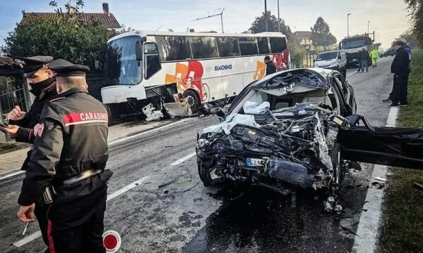 Autóbusz zuhant egy kocsiba Torinóban, Olaszországban, a sofőr meghalt, megsérült 20 diák