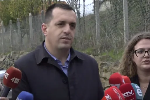 A főnök még mindig menekül.