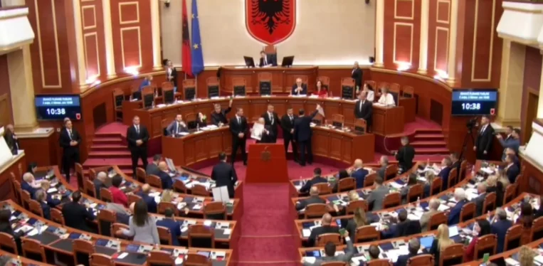 Feszültségek Albánia parlamentjében, Peleshi félbeszakítja Berisha szavát, körülvéve Gárdával