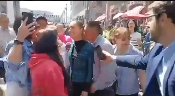 Mexikó elnökét szexuálisan zaklatják, a polgár megcsókolja és megérinti.