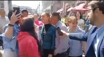 Mehiški predsednik je spolno nadlegovan, državljan jo poljubi in se je dotakne.