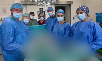 Redka intervencija QKUK poteka, bolnik izgubi svoj tumor približno 16 centimetrov