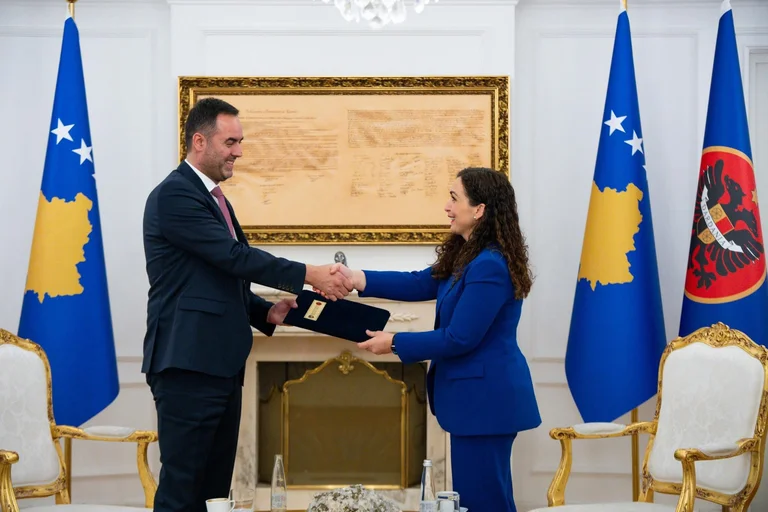 Az elnökség kiadja Osman fényképét a paranccsal: Sok szerencsét Mr. Konjufca