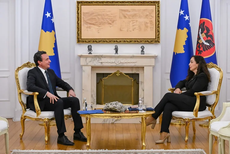 Egy nappal az alkotmányos határidő előtt Kurti a Vjosa Osmanihoz tart.