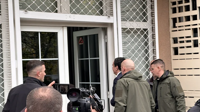 Ki a parancs? Kurti kinyitotta a száját a párttanács ülése előtt.