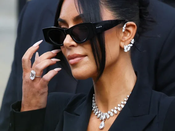 Kim Kardashian a porté des bijoux d'une valeur de 6 millions d'euros en cour à Paris