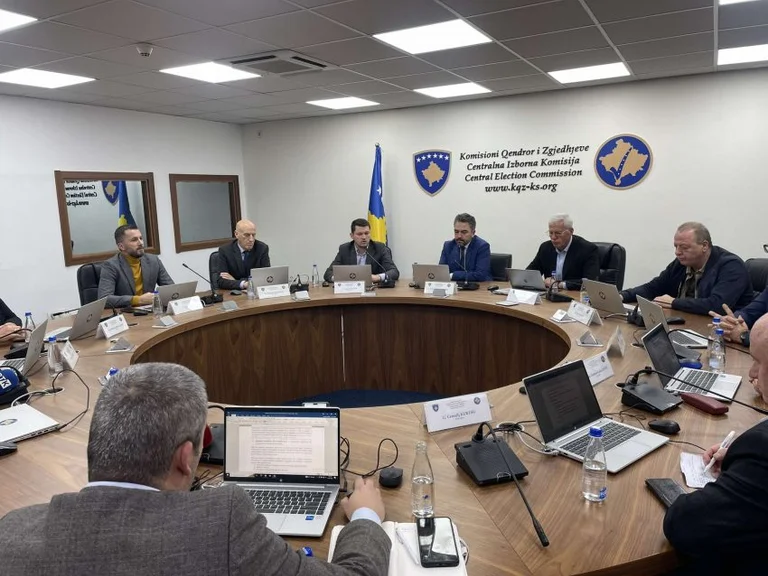 La CCE approuve l'envoi et le retour du matériel électoral pour voter en dehors du Kosovo