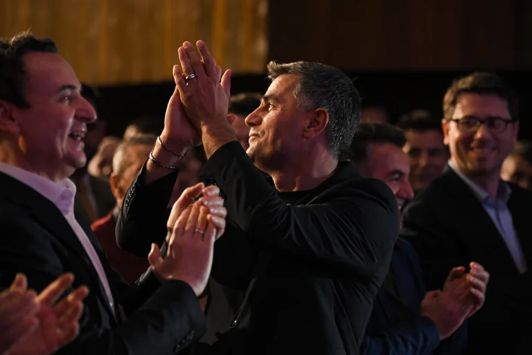 Kurti győzelemre szólít fel Vushtrri-ban, LDK Tahiri-t megtapsolva.