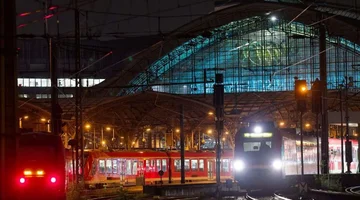 Schalke Fans und Borussia Dortmund kollidieren auf der Kolny Station (VIDEO)