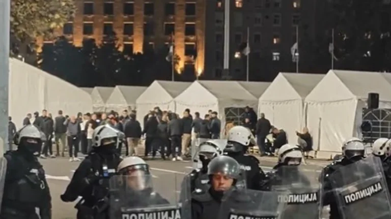 Újra feszültség Szerbiában, sok tüntető és rendőr a Parlament közelében