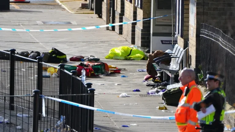 Szúrt támadás egy vonat Nagy-Britanniában, 11 sérült