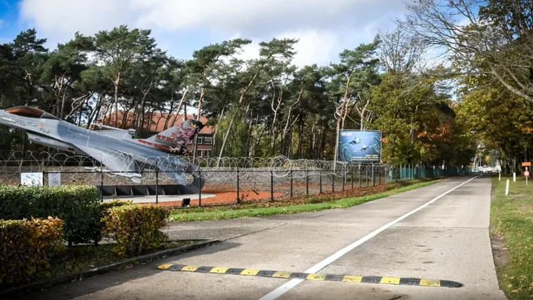 Biztonsági riasztás Belgiumban: Három félelem áll fenn a katonai bázison, feltételezhetően amerikai nukleáris fegyverek fogadásával.