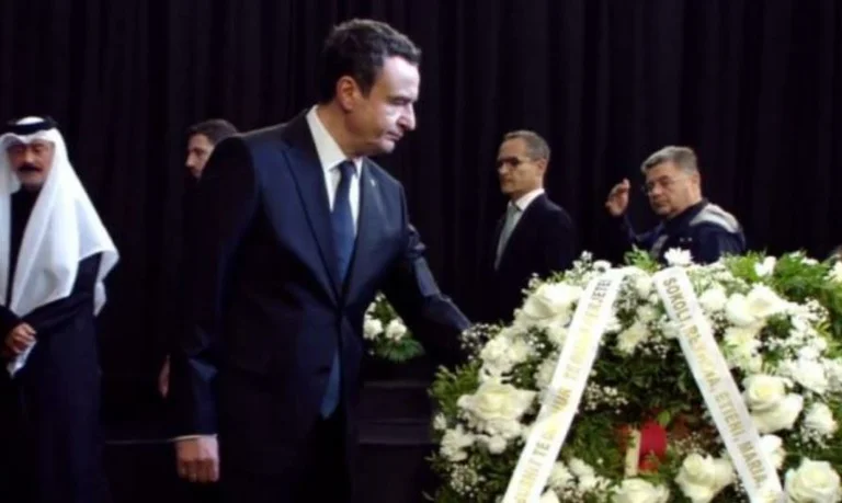 Albin Kurti se pokloni Fatos Nano v Tirani, z njim tudi Albulen Hadziu