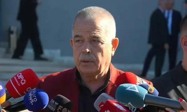 A volt testőr mutatja, hogy Fatos Nano túsz.