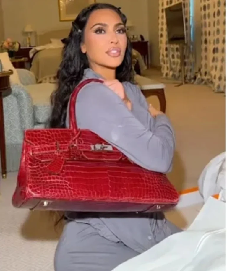 Kim Kardashian két Hermes zacskóval büszkélkedhet, melyek 215 ezer eurót érnek.