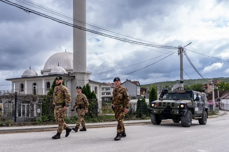 Katonáink járőröznek, hogy stabilitást mutassanak a koszovói polgárok számára