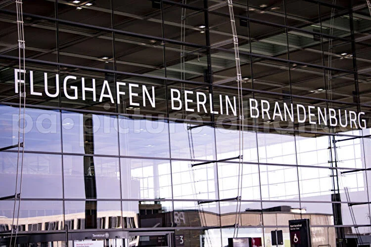 A berlini Brandenburg repülőtér drónija 2 órára felfüggesztette a járatokat