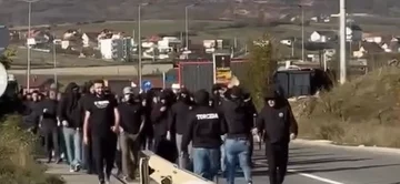 Polizei benutzen Benzin auf Torcida, nicht erlaubt, zum Vushtrri Stadium zu gehen