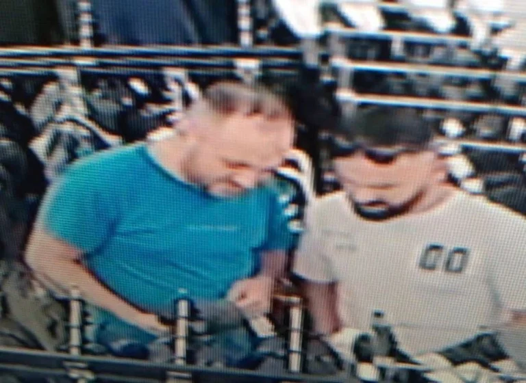 Rendőrségi hívás polgári segítségért két gyanúsítottnál.