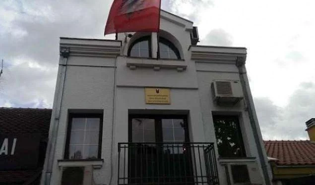 A Nemzeti Gyásznap Fatos Nano haláláért, az albán nagykövetség Koszovóban fél csapással csökkenti a zászlót.
