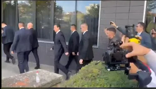 Kurti « %s » par des journalistes après avoir rencontré le président Osmani