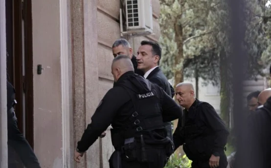 Erion Veliaj l'a découvert en entrant à la Cour constitutionnelle avec des menottes