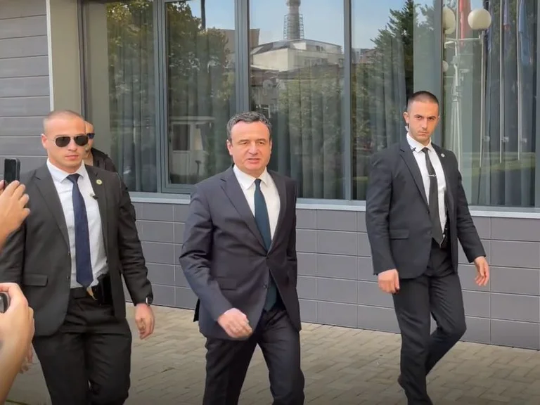 Kurt, mielőtt találkoznánk az elnökkel, kitalálunk valamit.