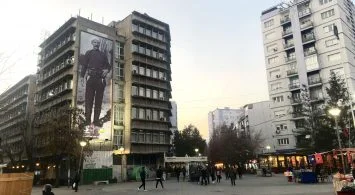 A polgárok megmentik egy férfi életét Mitrovicában, megpróbálnak kiugrani az ablakon.