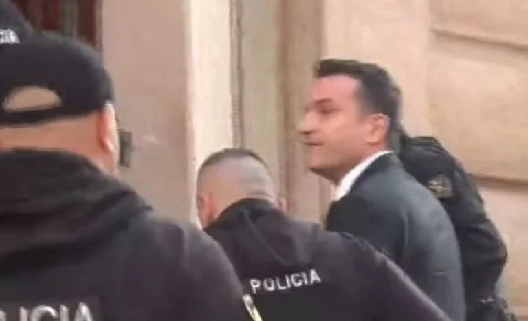 Erion Veliaj quitte la cellule de prison, à la tête du tribunal