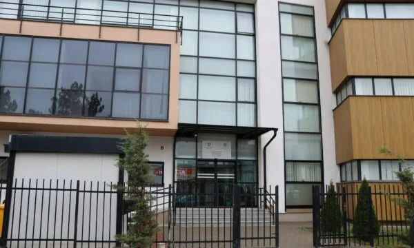Arrestation requise pour un suspect poignardé par un mineur à Ferizaj
