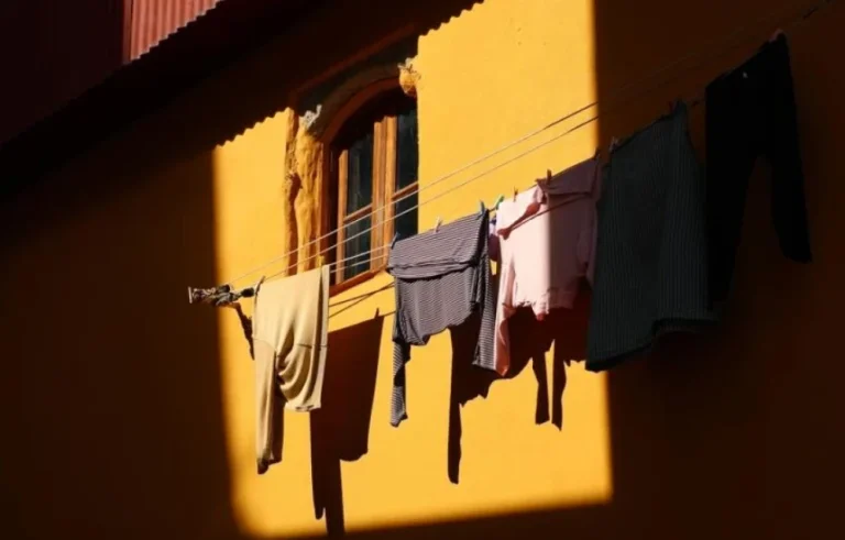 En kvinna i Tyskland får böter 50 euro för torra kläder på balkongen
