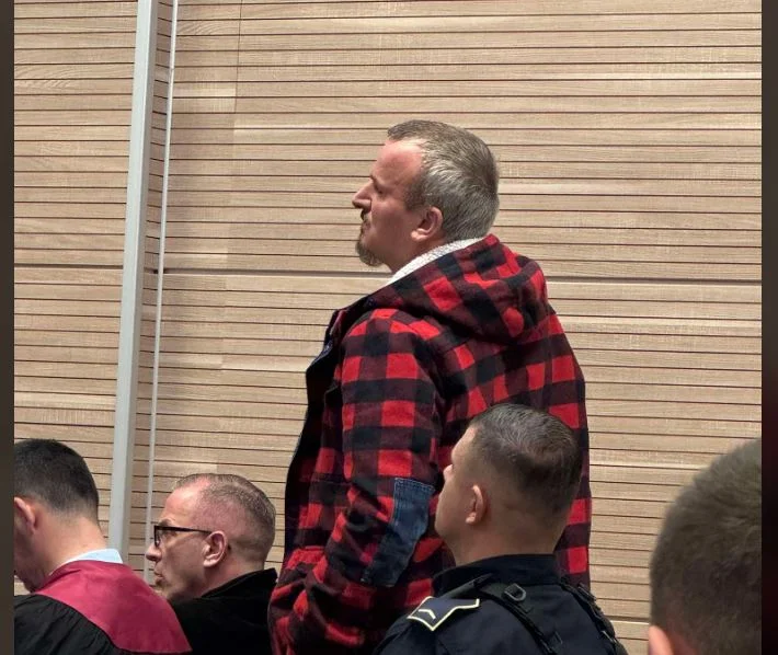 Jag är aldrig “En av de som anklagas för 400 kg läkemedel visar hälsoproblem innan domstolen