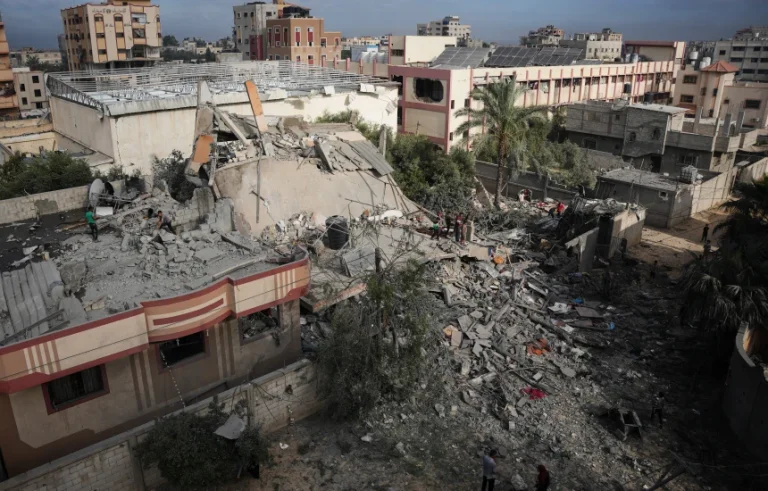 Des avions et des chars israéliens bombardent de nouveau les zones à l ' est de Gaza