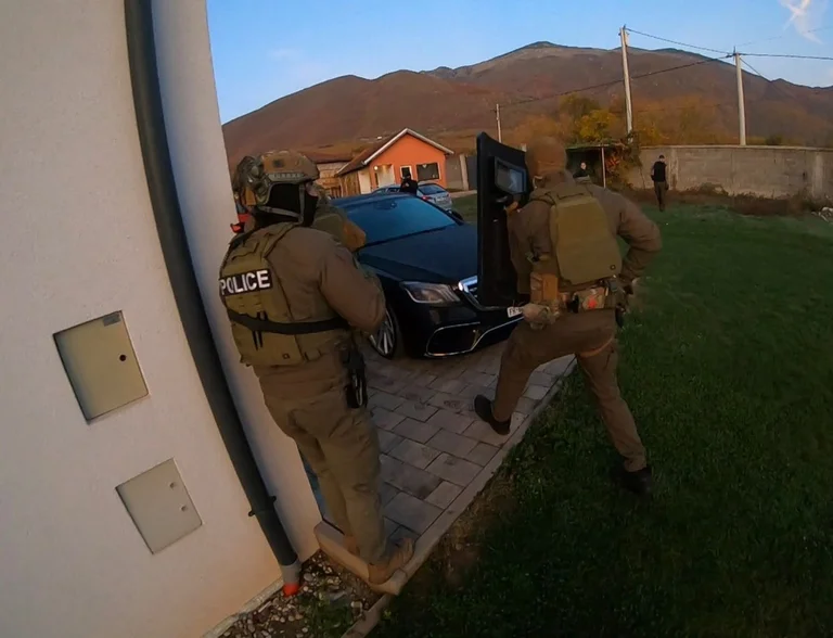 Antidrogaktion i Pec/ Three Narcotics Cultivation Arrested i Sverka