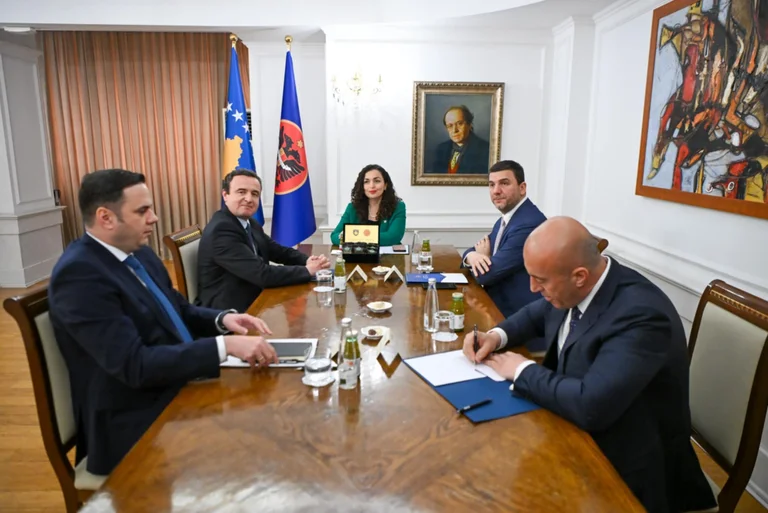 Réunion consultative avec les dirigeants des partis politiques, discours de la présidence