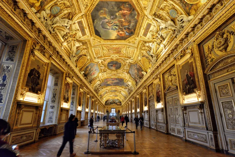 Fem unga misstänkta gripna för stöld av smycken i Louvre