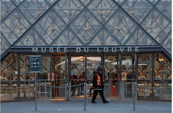 Tredje misstänkt arresterad för rån på Louvre Museum