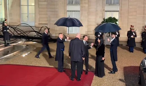 Teplá recepce v Paříži, Macro se objeví na dvoře v dešti čekat na Eddie Rama a jeho dáma