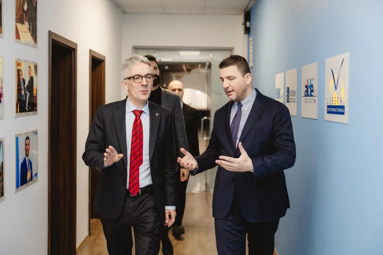 Krasniqi mødes med Tysklands nye ambassadør i Kosovo, diskutere den politiske udvikling i landet