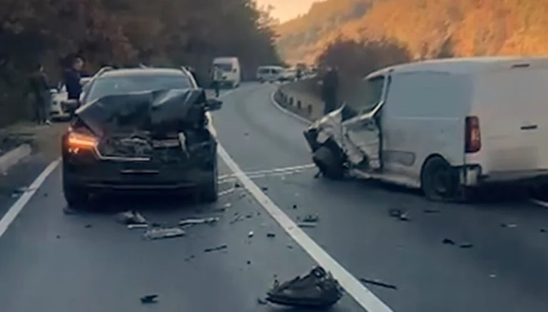 Hi ha quatre vehicles implicats en un accident de cadena a la carretera (FOTO)